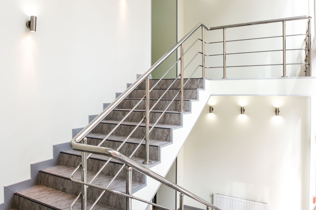 Barandal de inoxidable — Escaleras metálicas en Samborondón, Guayas | NIVEL JM