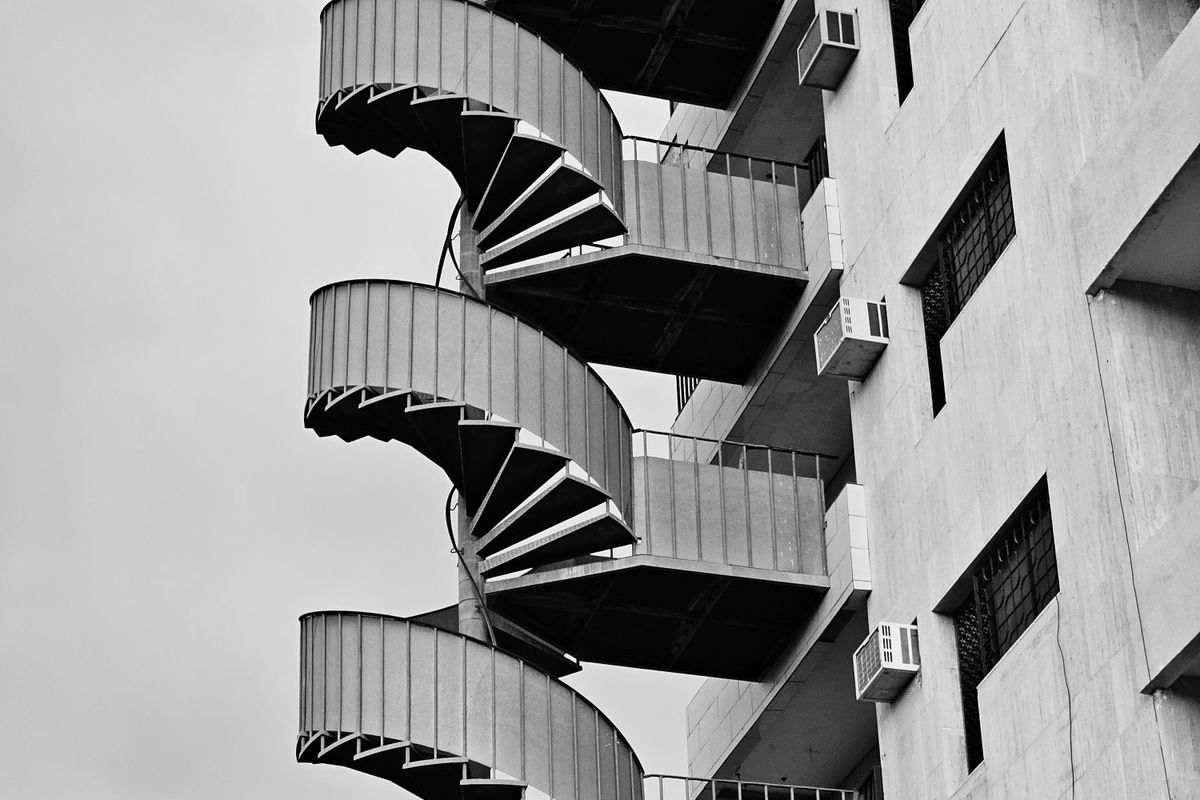 Escalera helicoidal — Escaleras metálicas en Cuenca, Azuay | NIVEL JM